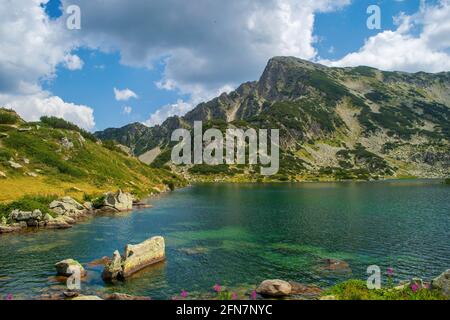 Chemin entre le lac Bezbog et la cabane et le lac Popovo dans le parc national de Pirin, près de Bansko, Bulgarie Banque D'Images