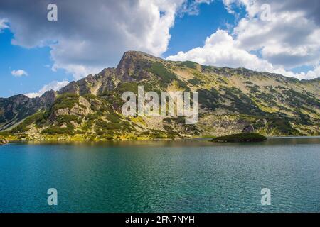 Chemin entre le lac Bezbog et la cabane et le lac Popovo dans le parc national de Pirin, près de Bansko, Bulgarie Banque D'Images