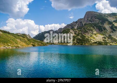 Chemin entre le lac Bezbog et la cabane et le lac Popovo dans le parc national de Pirin, près de Bansko, Bulgarie Banque D'Images