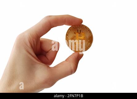 Pièce de jeton Bitcoin dans la main de la femme isolée sur fond blanc Banque D'Images