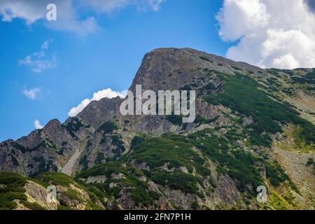 Chemin entre le lac Bezbog et la cabane et le lac Popovo dans le parc national de Pirin, près de Bansko, Bulgarie Banque D'Images