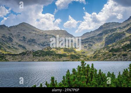 Chemin entre le lac Bezbog et la cabane et le lac Popovo dans le parc national de Pirin, près de Bansko, Bulgarie Banque D'Images