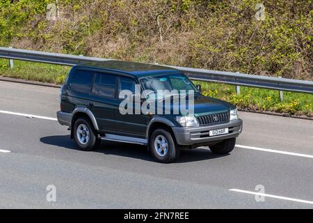 2002 vert LandCrusier. 2982 SUV diesel à toit rigide ; circulation automobile, véhicules en mouvement, voitures, conduite de véhicules sur les routes du Royaume-Uni, moteurs, conduite sur le réseau routier britannique de l'autoroute M6. Banque D'Images