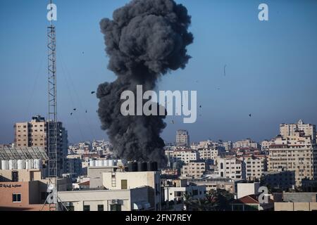 Gaza, Gaza. 15 mai 2021. Une boule de feu et de la fumée s'ébouchent dans les airs lors d'une frappe aérienne israélienne sur la ville de Gaza visant le complexe d'Ansar, lié au mouvement du Hamas, dans la bande de Gaza au début du 15 mai. (Photo par Nidal Alwaheidi/SOPA Images/Sipa USA) crédit: SIPA USA/Alay Live News Banque D'Images