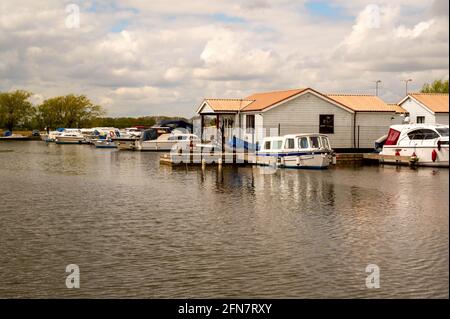 Potter Heigham River Thurne avec bateaux de plaisance sur la rivière Banque D'Images