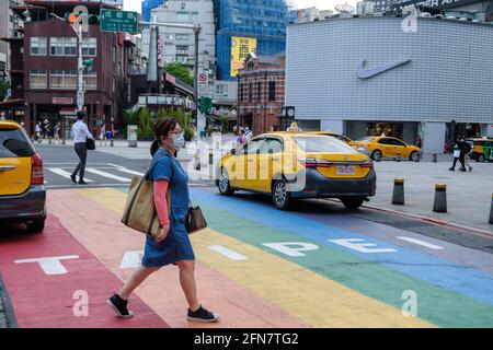 Taipei, Taïwan. 13 mai 2021. Une femme marche dans le quartier commerçant de Ximending tout en portant un masque facial au milieu d'une vague de caisses Covid19. Le Centre central de commandement épidémique de Taïwan (CECC) a signalé un total de 180 nouveaux cas de COVID-19 et a relevé le niveau d'alerte à 3 à Taipei. Crédit : SOPA Images Limited/Alamy Live News Banque D'Images