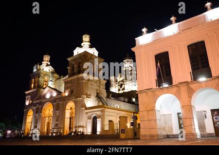 Vue nocturne de la cathédrale de la Ciudad de Cordoba - l'une des principales attractions touristiques de Cordoue, en Argentine. Cathédrale illuminée de Cordoue Banque D'Images