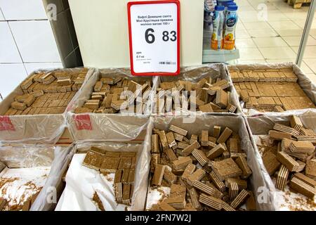 BORYSPIL, UKRAINE, NOVEMBRE 28 2018, biscuits Wafer au chocolat dans une boîte en carton. Offre de biscuits au supermarché. Banque D'Images