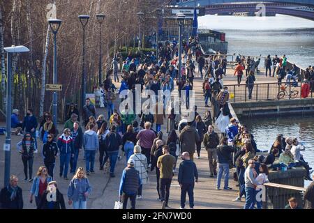 Foule de gens sur la promenade de la promenade de la Reine, South Bank London, Royaume-Uni. Banque D'Images