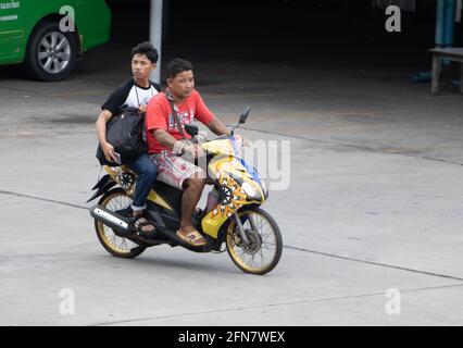 SAMUT PRAKAN, THAÏLANDE, JUILLET 25 2020, UN homme avec un garçon fait de la moto Banque D'Images