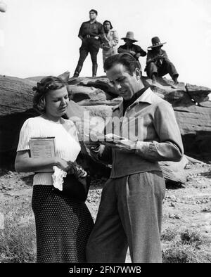 HUMPHREY BOGART avec sa 3e femme MAYO METHOT sur place Candid sur la réserve Navajo de l'Arizona avec les Indiens américains en arrière-plan pendant le tournage de LA VILLE DE VIRGINIE 1940 réalisateur MICHAEL CURTIZ scénario original Robert Buckner costume design Orry-Kelly musique Max Steiner Warner Bros. Banque D'Images