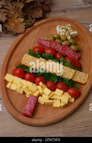 Plan vertical d'une assiette de fromage en forme d'arbre de Noël Banque D'Images