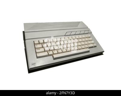 Clavier gris vintage d'un ordinateur. Ancien équipement de bureau. Technologie informatique du passé. Isoler sur un fond blanc. Banque D'Images