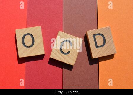 OCD, trouble obsessionnel-compulsif en lettres de l'alphabet en bois isolées sur le fond Banque D'Images