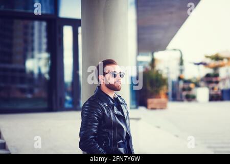 homme élégant dans une veste et des lunettes qui ne s'en vont pas Banque D'Images