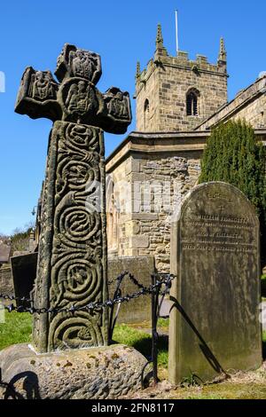 La croix anglo-saxonne du 8ème siècle dans le cimetière de l'église Saint-Laurent, Eyam, Peak District National Park, Derbyshire Banque D'Images