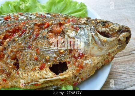 faire frire la vinaigrette au poisson frit à la mangue, épicée et sucrée plaque Banque D'Images