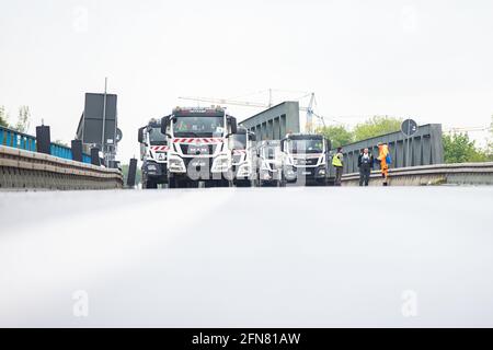 Herne, Allemagne. 15 mai 2021. Les chariots se garer sur le pont de l'Emschertal A43 endommagé pendant un essai de charge. Comme les poutres en acier du pont au-dessus du canal Rhin-Herne se sont bouclées en raison de charges excessives ces dernières années, le pont est déjà fermé aux camions pesant plus de 3.5 tonnes. Dans la période du vendredi (14.5.) De 10 h à lundi (17.5.) 5 h ainsi que le vendredi (21.5.) De 8 h à mardi (25.5.) 5 h le tronçon entre les jonctions Herne et Recklinghausen sera complètement fermé. Crédit : Marcel Kusch/dpa/Alay Live News Banque D'Images