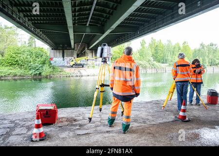 Herne, Allemagne. 15 mai 2021. Les relevés ont lieu au cours d'un essai de charge sous le pont de l'Emschertal A43 endommagé. Comme les poutres en acier du pont au-dessus du canal Rhin-Herne se sont bouclées en raison de charges excessives ces dernières années, le pont est déjà fermé aux camions pesant plus de 3.5 tonnes. Crédit : Marcel Kusch/dpa/Alay Live News Banque D'Images