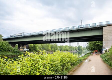 Herne, Allemagne. 15 mai 2021. Les relevés ont lieu au cours d'un essai de charge sous le pont de l'Emschertal A43 endommagé. Comme les poutres en acier du pont au-dessus du canal Rhin-Herne se sont bouclées en raison de charges excessives ces dernières années, le pont est déjà fermé aux camions pesant plus de 3.5 tonnes. Dans la période du vendredi (14.5.) De 10 h à lundi (17.5.) 5 h ainsi que le vendredi (21.5.) De 8 h à mardi (25.5.) 5 h le tronçon entre les jonctions Herne et Recklinghausen sera complètement fermé. Crédit : Marcel Kusch/dpa/Alay Live News Banque D'Images