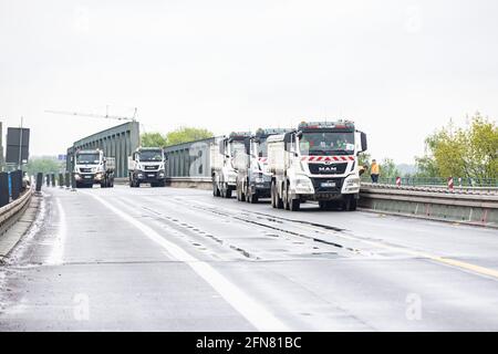 Herne, Allemagne. 15 mai 2021. Les chariots se garer sur le pont de l'Emschertal A43 endommagé pendant un essai de charge. Comme les poutres en acier du pont au-dessus du canal Rhin-Herne se sont bouclées en raison de charges excessives ces dernières années, le pont est déjà fermé aux camions pesant plus de 3.5 tonnes. Dans la période du vendredi (14.5.) De 10 h à lundi (17.5.) 5 h ainsi que le vendredi (21.5.) De 8 h à mardi (25.5.) 5 h le tronçon entre les jonctions Herne et Recklinghausen sera complètement fermé. Crédit : Marcel Kusch/dpa/Alay Live News Banque D'Images