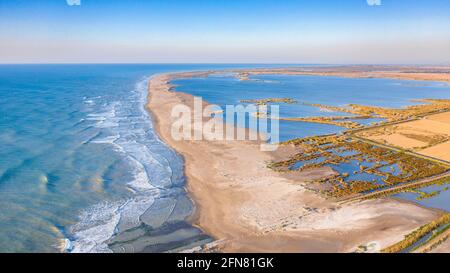 Vue aérienne de l'embouchure de la rivière et de l'île Buda dans le delta de l'Èbre au lever du soleil (province de Tarragone, Catalogne, Espagne) Banque D'Images