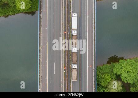 Herne, Allemagne. 15 mai 2021. Les camions se garer sur le pont de l'Emschertal A43 endommagé pendant un essai de charge (photo aérienne avec drone). Comme les poutres en acier du pont au-dessus du canal Rhin-Herne se sont bouclées en raison de charges excessives ces dernières années, le pont est déjà fermé aux camions pesant plus de 3.5 tonnes. Du vendredi (14.5.) De 10 h à lundi (17.5.) 5 h et du vendredi (21.5.) De 8 h à mardi (25.5.) 5 h le tronçon entre les jonctions Herne et Recklinghausen sera complètement fermé. Crédit : Marcel Kusch/dpa/Alay Live News Banque D'Images