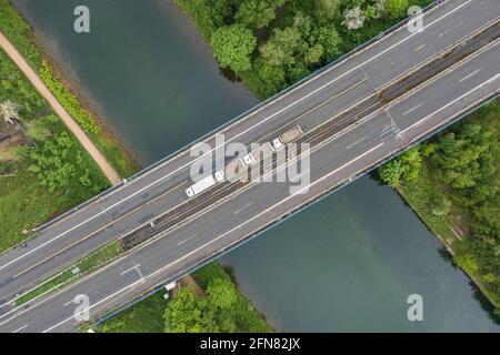 Herne, Allemagne. 15 mai 2021. Les camions se garer sur le pont de l'Emschertal A43 endommagé pendant un essai de charge (photo aérienne avec drone). Comme les poutres en acier du pont au-dessus du canal Rhin-Herne se sont bouclées en raison de charges excessives ces dernières années, le pont est déjà fermé aux camions pesant plus de 3.5 tonnes. Du vendredi (14.5.) De 10 h à lundi (17.5.) 5 h et du vendredi (21.5.) De 8 h à mardi (25.5.) 5 h le tronçon entre les jonctions Herne et Recklinghausen sera complètement fermé. Crédit : Marcel Kusch/dpa/Alay Live News Banque D'Images