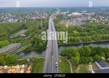 Herne, Allemagne. 15 mai 2021. Les camions se garer sur le pont de l'Emschertal A43 endommagé pendant un essai de charge (photo aérienne avec drone). Comme les poutres en acier du pont au-dessus du canal Rhin-Herne se sont bouclées en raison de charges excessives ces dernières années, le pont est déjà fermé aux camions pesant plus de 3.5 tonnes. Du vendredi (14.5.) De 10 h à lundi (17.5.) 5 h et du vendredi (21.5.) De 8 h à mardi (25.5.) 5 h le tronçon entre les jonctions Herne et Recklinghausen sera complètement fermé. Crédit : Marcel Kusch/dpa/Alay Live News Banque D'Images