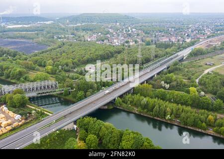 Herne, Allemagne. 15 mai 2021. Les camions se garer sur le pont de l'Emschertal A43 endommagé pendant un essai de charge (photo aérienne avec drone). Comme les poutres en acier du pont au-dessus du canal Rhin-Herne se sont bouclées en raison de charges excessives ces dernières années, le pont est déjà fermé aux camions pesant plus de 3.5 tonnes. Du vendredi (14.5.) De 10 h à lundi (17.5.) 5 h et du vendredi (21.5.) De 8 h à mardi (25.5.) 5 h le tronçon entre les jonctions Herne et Recklinghausen sera complètement fermé. Crédit : Marcel Kusch/dpa/Alay Live News Banque D'Images