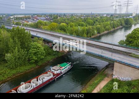 Herne, Allemagne. 15 mai 2021. Les camions se garer sur le pont de l'Emschertal A43 endommagé pendant un essai de charge (photo aérienne avec drone). Comme les poutres en acier du pont au-dessus du canal Rhin-Herne se sont bouclées en raison de charges excessives ces dernières années, le pont est déjà fermé aux camions pesant plus de 3.5 tonnes. Du vendredi (14.5.) De 10 h à lundi (17.5.) 5 h et du vendredi (21.5.) De 8 h à mardi (25.5.) 5 h le tronçon entre les jonctions Herne et Recklinghausen sera complètement fermé. Crédit : Marcel Kusch/dpa/Alay Live News Banque D'Images