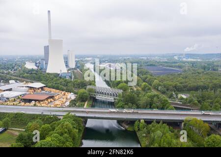 Herne, Allemagne. 15 mai 2021. Les camions se garer sur le pont de l'Emschertal A43 endommagé pendant un essai de charge (photo aérienne avec drone). Comme les poutres en acier du pont au-dessus du canal Rhin-Herne se sont bouclées en raison de charges excessives ces dernières années, le pont est déjà fermé aux camions pesant plus de 3.5 tonnes. En arrière-plan, vous pouvez voir la centrale thermique et électrique combinée Herne, une centrale au charbon de Steag. Crédit : Marcel Kusch/dpa/Alay Live News Banque D'Images