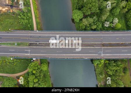 Herne, Allemagne. 15 mai 2021. Les camions se garer sur le pont de l'Emschertal A43 endommagé pendant un essai de charge (photo aérienne avec drone). Comme les poutres en acier du pont au-dessus du canal Rhin-Herne se sont bouclées en raison de charges excessives ces dernières années, le pont est déjà fermé aux camions pesant plus de 3.5 tonnes. Du vendredi (14.5.) De 10 h à lundi (17.5.) 5 h et du vendredi (21.5.) De 8 h à mardi (25.5.) 5 h le tronçon entre les jonctions Herne et Recklinghausen sera complètement fermé. Crédit : Marcel Kusch/dpa/Alay Live News Banque D'Images