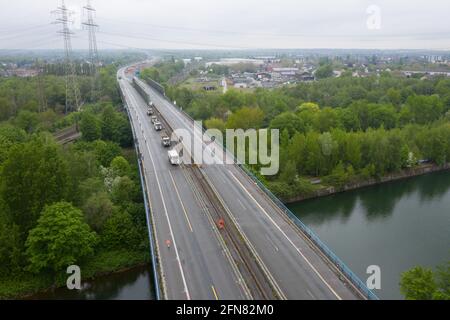 Herne, Allemagne. 15 mai 2021. Les camions se garer sur le pont de l'Emschertal A43 endommagé pendant un essai de charge (photo aérienne avec drone). Comme les poutres en acier du pont au-dessus du canal Rhin-Herne se sont bouclées en raison de charges excessives ces dernières années, le pont est déjà fermé aux camions pesant plus de 3.5 tonnes. Du vendredi (14.5.) De 10 h à lundi (17.5.) 5 h et du vendredi (21.5.) De 8 h à mardi (25.5.) 5 h le tronçon entre les jonctions Herne et Recklinghausen sera complètement fermé. Crédit : Marcel Kusch/dpa/Alay Live News Banque D'Images