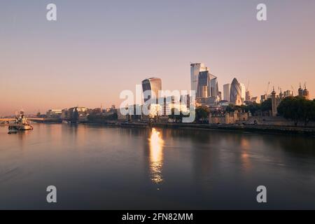 Vue sur la Tamise, au bord de la rivière, contre les gratte-ciel. Horizon urbain de Londres à la lumière du matin , Royaume-Uni. Banque D'Images