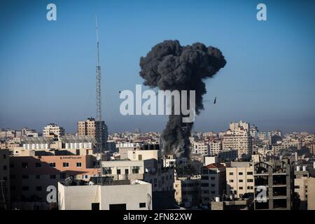 Gaza, Gaza. 15 mai 2021. Une boule de feu et de la fumée s'ébouchent dans les airs lors d'une frappe aérienne israélienne sur la ville de Gaza visant le complexe d'Ansar, lié au mouvement du Hamas, dans la bande de Gaza au début du 15 mai. Crédit : SOPA Images Limited/Alamy Live News Banque D'Images