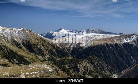 Massif du Canigó vu du col de la Marrana (Ripollès, Catalogne, Espagne, Pyrénées) ESP: Vues del Canigó desde el Coll de la Marrana Banque D'Images