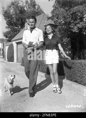 ERROL FLYNN et sa femme nouvellement wed 1 actrice LILI DAMITA à l'extérieur de leur maison avec leur chien en 1935 publicité pour Warner Bros. Banque D'Images