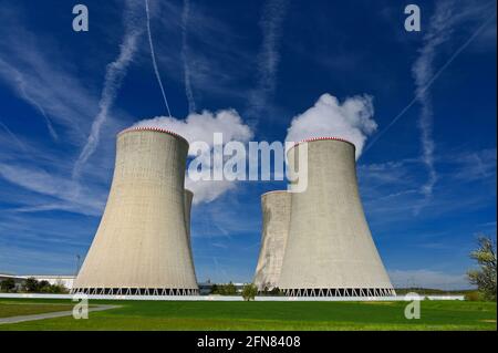 Centrale nucléaire de Dukovany - République tchèque. Grandes cheminées avec ciel bleu et fumée. Concept pour l'industrie et l'environnement. Banque D'Images
