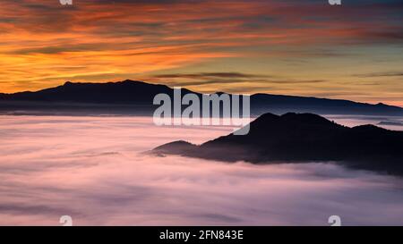 Lever de soleil d'hiver brumeux à Plana de Vic, vu de Sant Bartomeu del Grau (province de Barcelone, Osona, Catalogne, Espagne) Banque D'Images