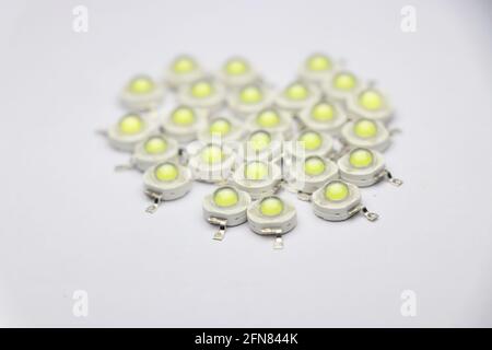 Ampoule LED 1 Watt. Groupe d'ampoules LED sur fond blanc Banque D'Images