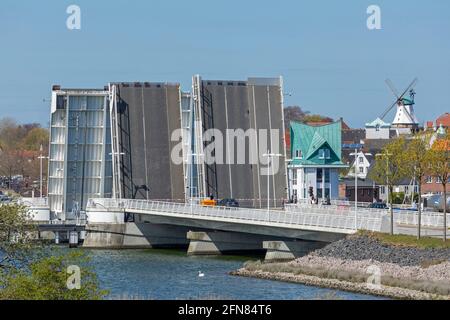 Pont et moulin à vent surélevés, Kappeln, Schlei, Schleswig-Holstein, Allemagne Banque D'Images