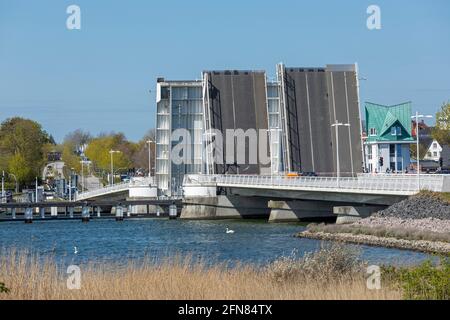 Pont de contrepoids surélevé, Kappeln, Schlei, Schleswig-Holstein, Allemagne Banque D'Images
