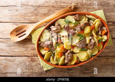 Le ragoût maison Baeckeoffe est un mélange de mouton mariné, de bœuf et de porc, avec un mélange de légumes, de marjolaine, de thym en gros plan dans une casserole sur la table. Horizonta Banque D'Images