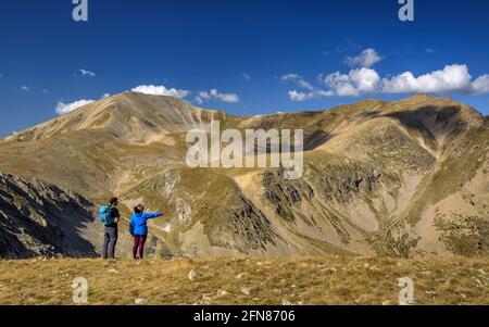 Vue depuis le col de la Geganta, entre le pic de la Dona et les sommets des Bastigents (Ripollès, Catalogne, Espagne, Pyrénées) Banque D'Images