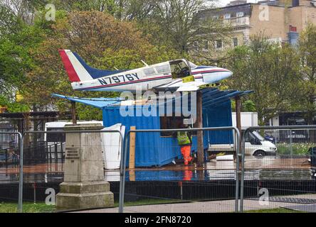 Brighton Royaume-Uni 15 mai 2021 - un ancien avion est apparu dans Valley Gardens Brighton où le site de Warren est en cours de construction pour le début du festival des arts de Brighton Fringe qui commence fin mai. Le Warren est un festival dans un festival et accueille de nombreux spectacles et spectacles entre le 27 mai et le 11 juillet : crédit Simon Dack / Alamy Live News Banque D'Images