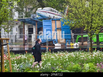 Brighton Royaume-Uni 15 mai 2021 - un ancien avion est apparu dans Valley Gardens Brighton où le site de Warren est en cours de construction pour le début du festival des arts de Brighton Fringe qui commence fin mai. Le Warren est un festival dans un festival et accueille de nombreux spectacles et spectacles entre le 27 mai et le 11 juillet : crédit Simon Dack / Alamy Live News Banque D'Images