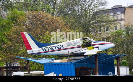 Brighton Royaume-Uni 15 mai 2021 - un ancien avion est apparu dans Valley Gardens Brighton où le site de Warren est en cours de construction pour le début du festival des arts de Brighton Fringe qui commence fin mai. Le Warren est un festival dans un festival et accueille de nombreux spectacles et spectacles entre le 27 mai et le 11 juillet : crédit Simon Dack / Alamy Live News Banque D'Images