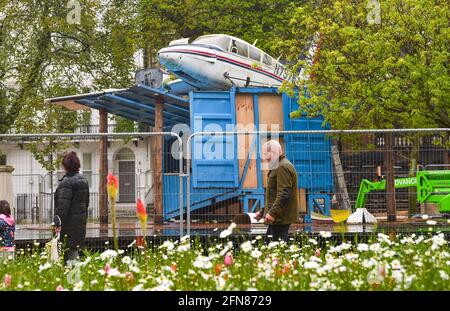 Brighton Royaume-Uni 15 mai 2021 - un ancien avion est apparu dans Valley Gardens Brighton où le site de Warren est en cours de construction pour le début du festival des arts de Brighton Fringe qui commence fin mai. Le Warren est un festival dans un festival et accueille de nombreux spectacles et spectacles entre le 27 mai et le 11 juillet : crédit Simon Dack / Alamy Live News Banque D'Images