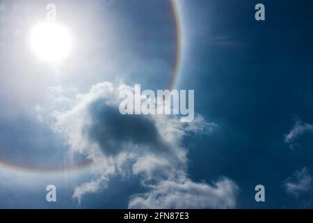 Magnifique phénomène de halo de soleil fantastique. Paysage de ciel et arc-en-ciel circulaire autour du soleil. Sérénité nature fond. Extérieur avec soleil lumineux Banque D'Images